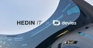 Hedin IT and Devies logos over the curved facade of a Hedin Group building